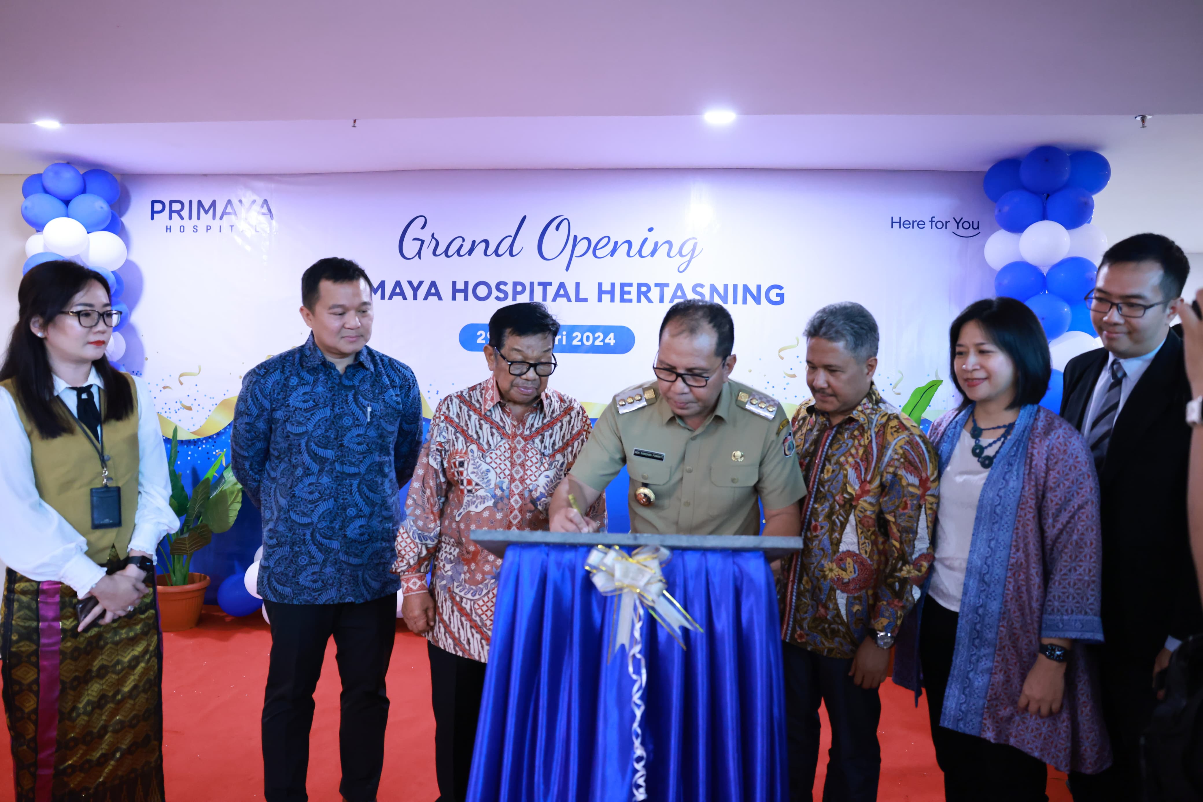 Wali kota Makassar Danny Pomanto (tengah) saat meresmikan rumah sakit.