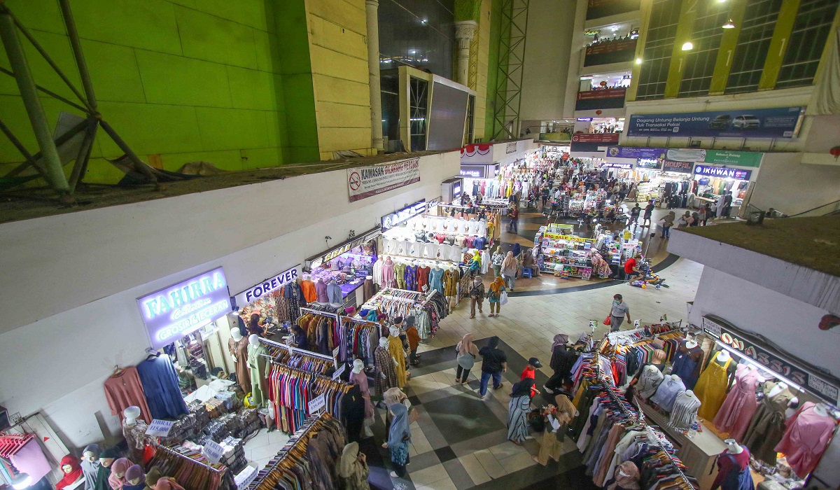Suasana transaksi jual-beli di Pasar Tanah Abang, Jakarta