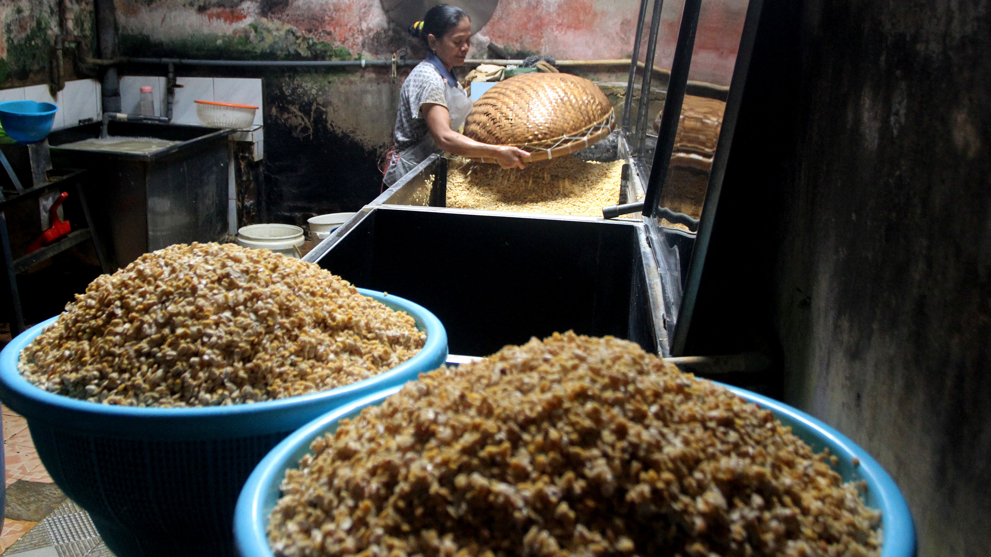 Seorang perajin tempe tengah beraktivitas