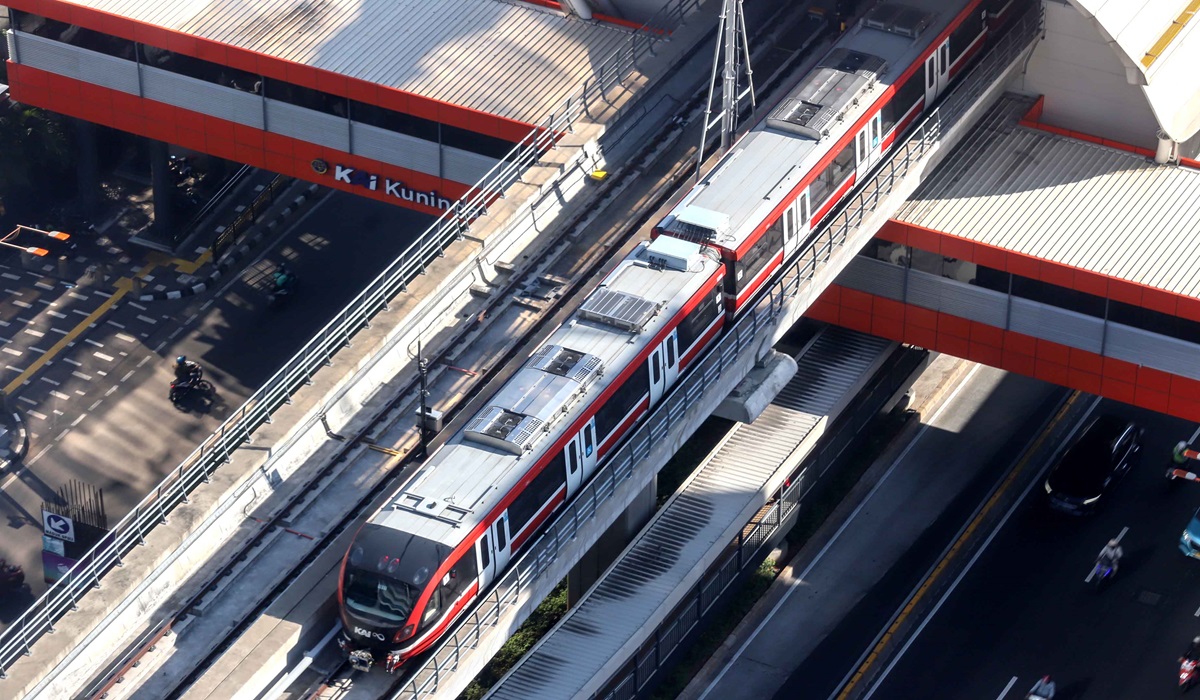 Rangkaian Light Rail Transit (LRT) melintas di jalur lintas atas kawasan Jalan Rasuna Said, Kuningan, Jakarta.
