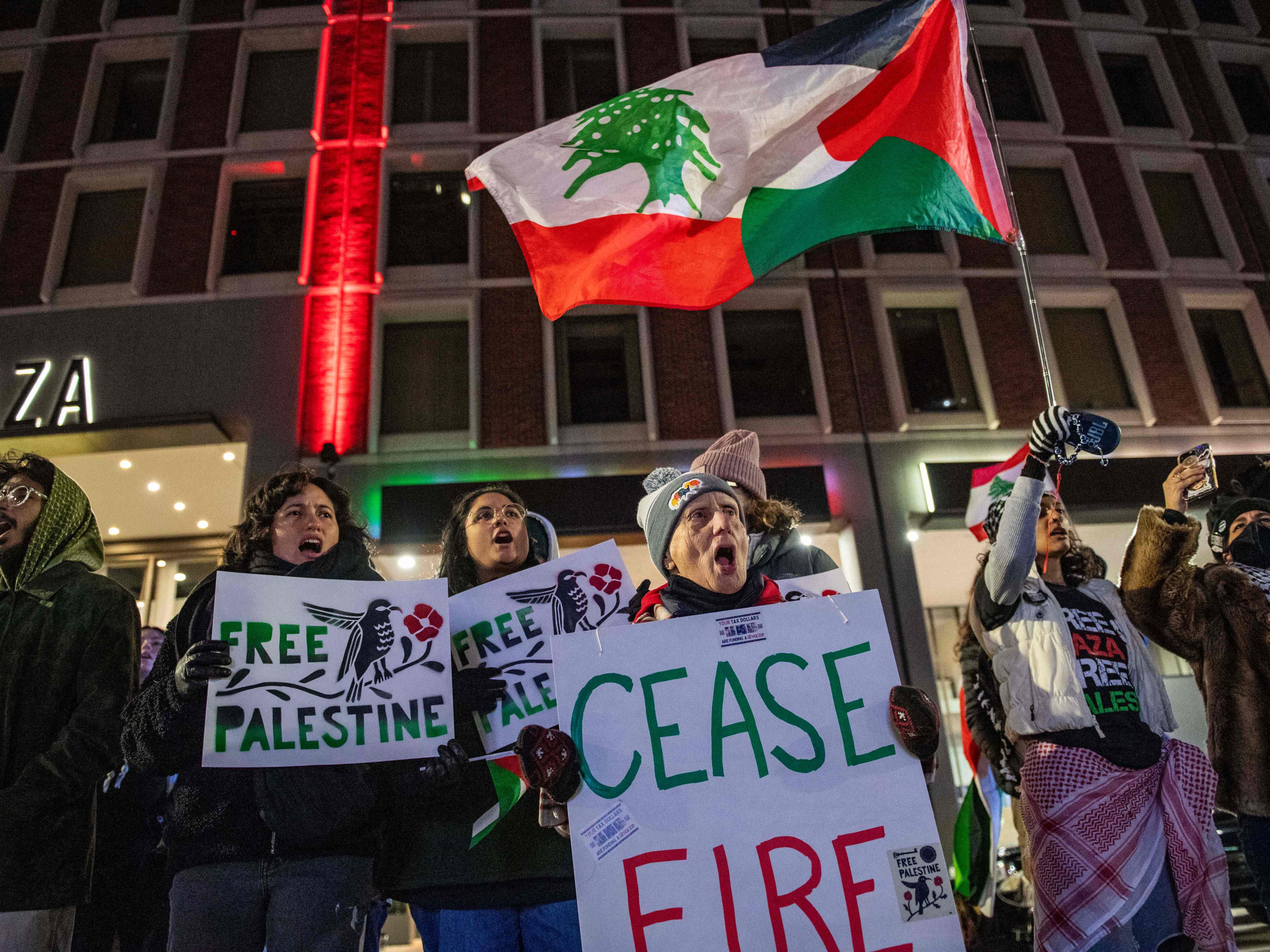 Demonstran pro-Palestina mengadakan protes di Boston, Massachusetts, AS, pada 31 Desember 2023.