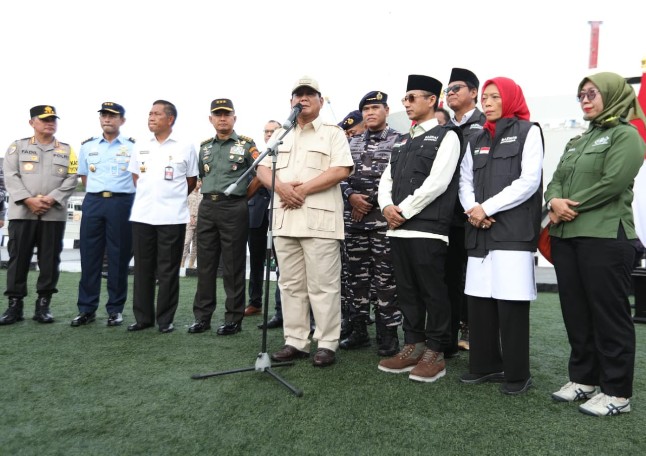 Menhan Prabowo Subianto (tengah) saat acara pengiriman bantuan Baznas untuk Palestina.
