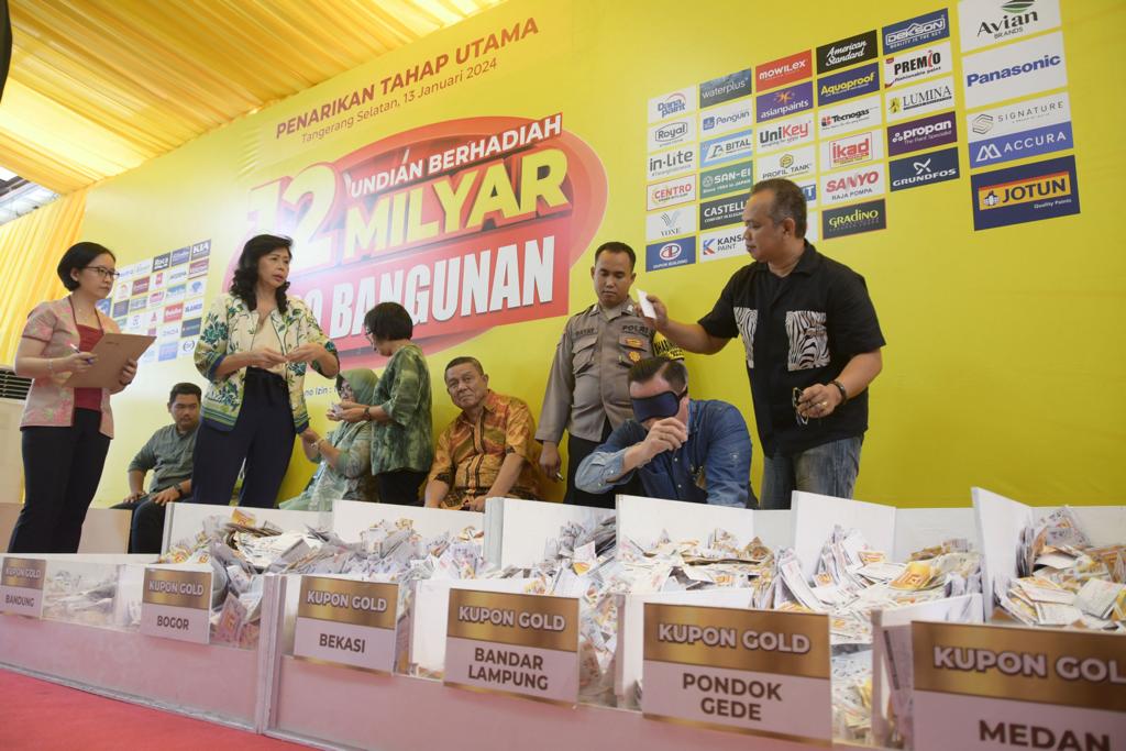 Penarikan kupon berhadiah Depo Bangunan dilaksanakan di Gerai Depo Bangungan. Alam Sutera Tangerang Selatan, Banten.