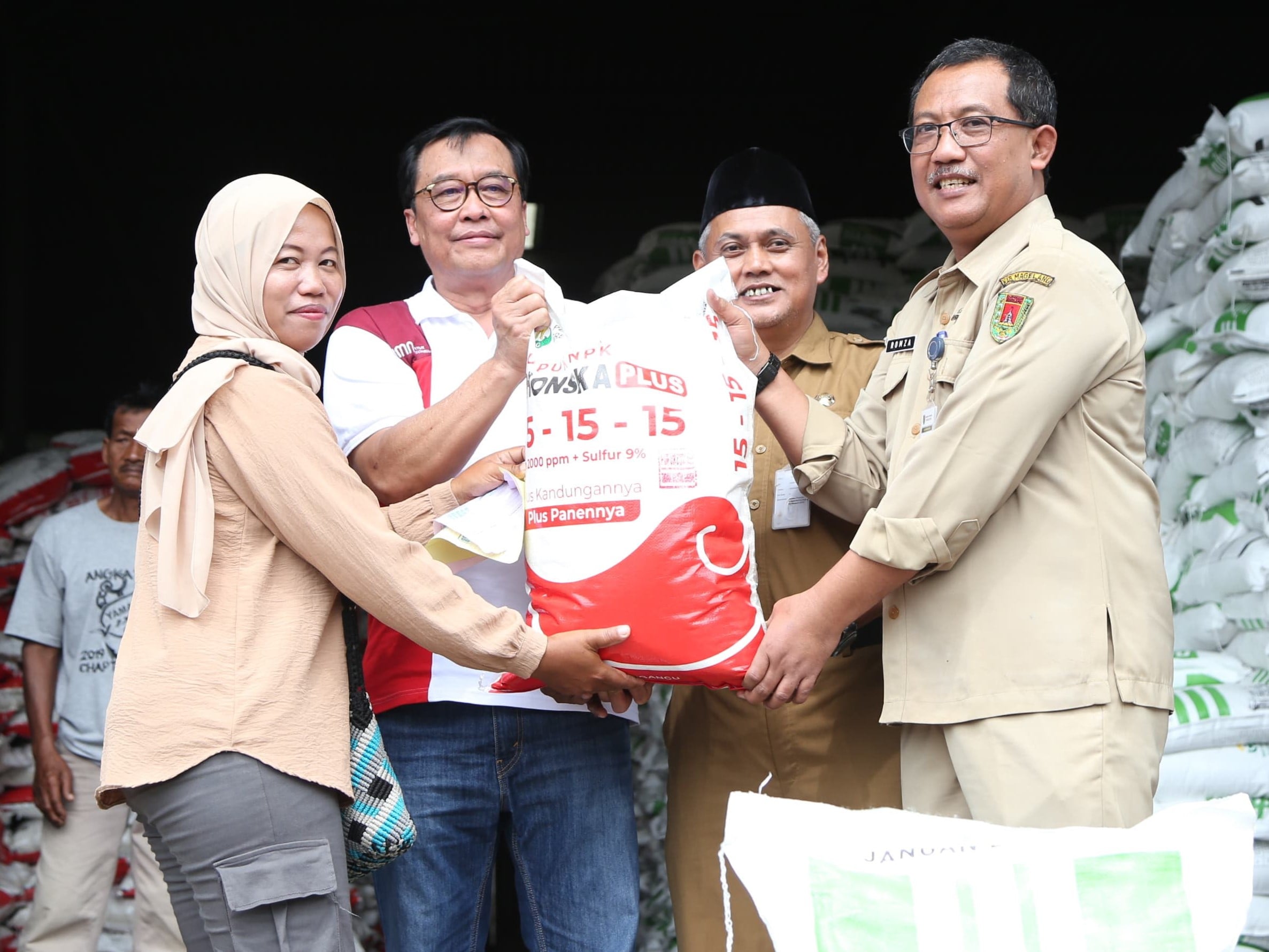 Pada 2024, pemerintah berencana menambah subsidi pupuk sebesar Rp14 triliun agar semakin banyak petani yang mendapat pupuk bersubsidi.