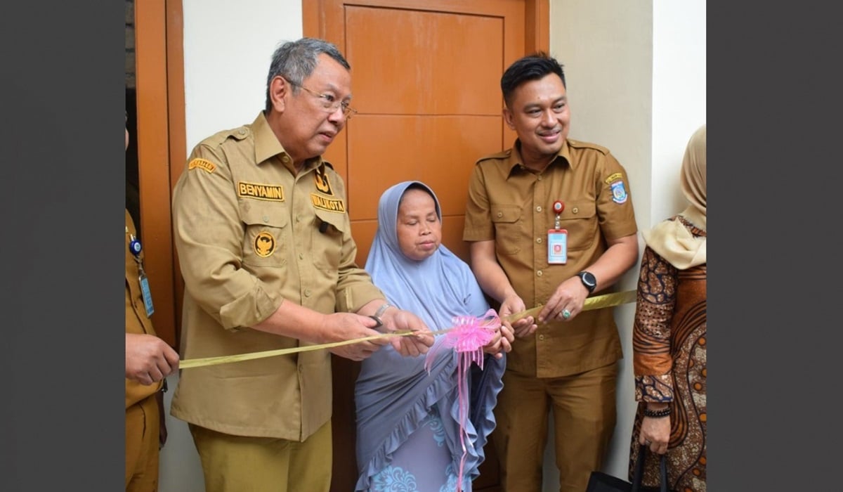 Wali Kota Tangerang Selatan Benyamin Davnie (kiri) saat meresmikan program unggulan perbaikan RUTLH.
