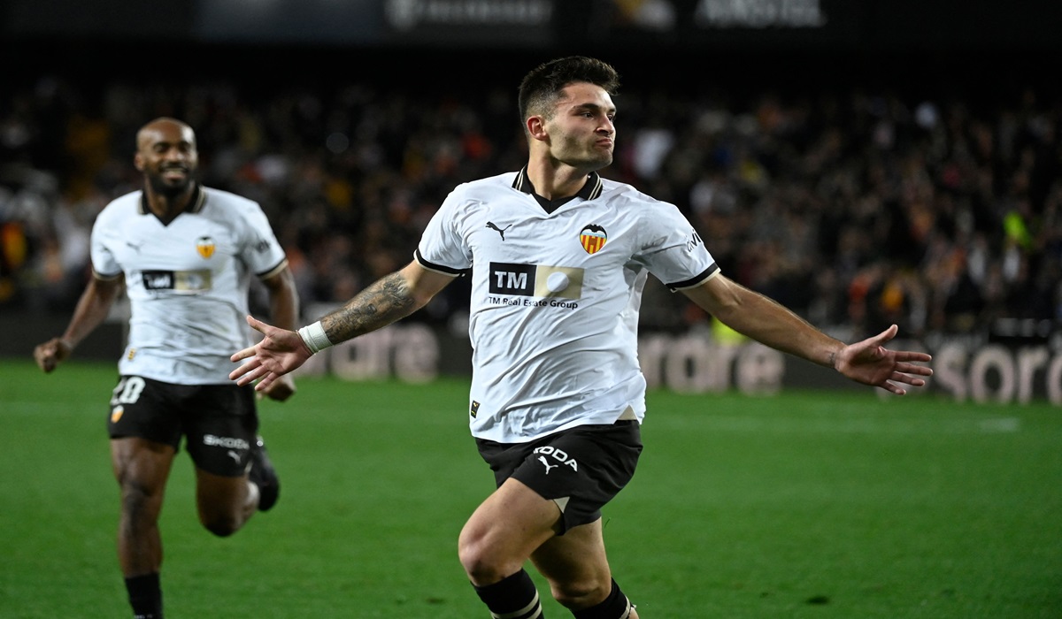 Penyerang Valencia Hugo Duro melakukan selebrasi usai mencetak gol ke gawang Athletic Bilbao di laga La Liga.