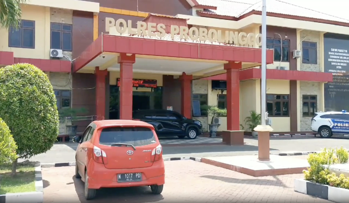 Warga Desa Banyuanyar Tengah, Kecamatan Banyuanyar, Kabupaten Probolinggo, Jawa Timur mendadak memiliki utang di bank sebesar Rp25 juta.