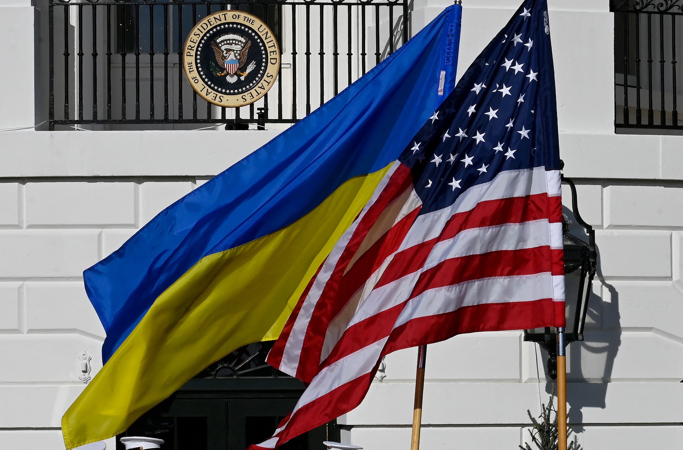 Bendera Ukraina dan Amerika Serikat