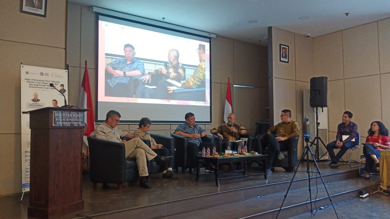 Acara Bincang Politik Luar Negeri ini bertujuan memberikan wawasan kepada mahasiswa terkait kondisi ekonomi, sosial, politik, dan masyarakat