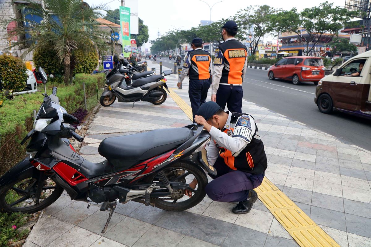 Belasan sepeda motor parkir sembarangan di trotoar Jalan Margonda Raya, Depok, beberapa waktu lalu.