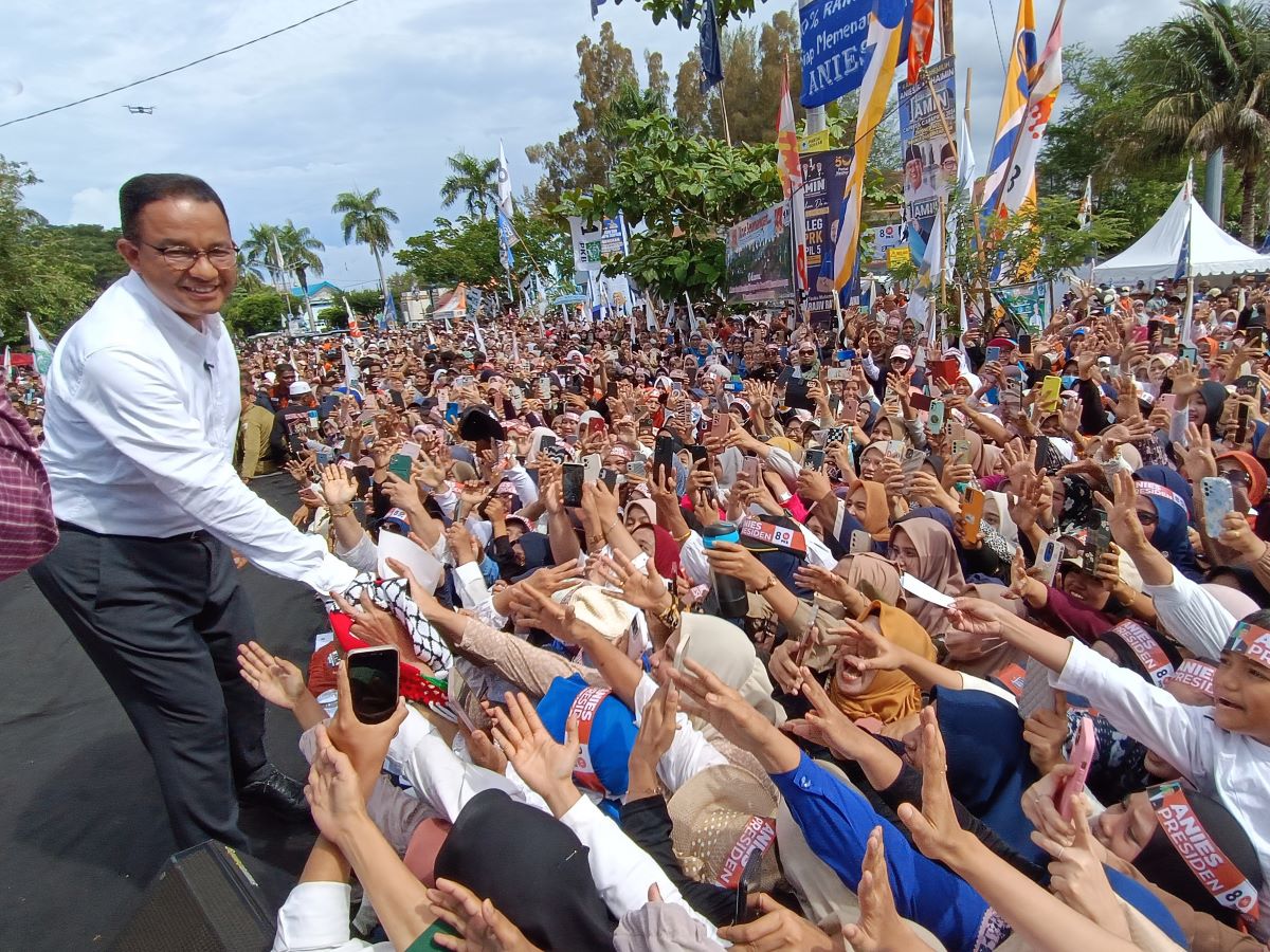 Anies Baswedan menyapa ribuan pendukung dalam kampanye terbuka di lapangan parkir Stadion H. Dirmuthala, Kota Banda Aceh, Aceh.