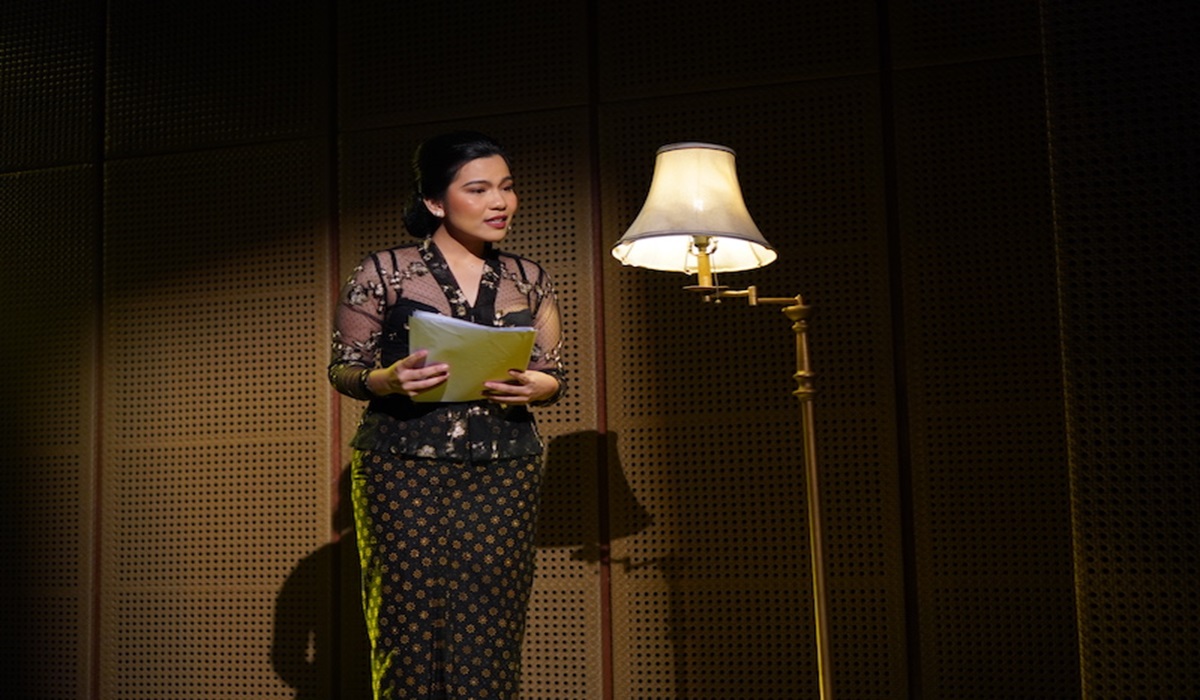 Louise Monique saat tampil di pertunjukan Kenang-Kenangan Rokieah di Galeri Indonesia Kaya