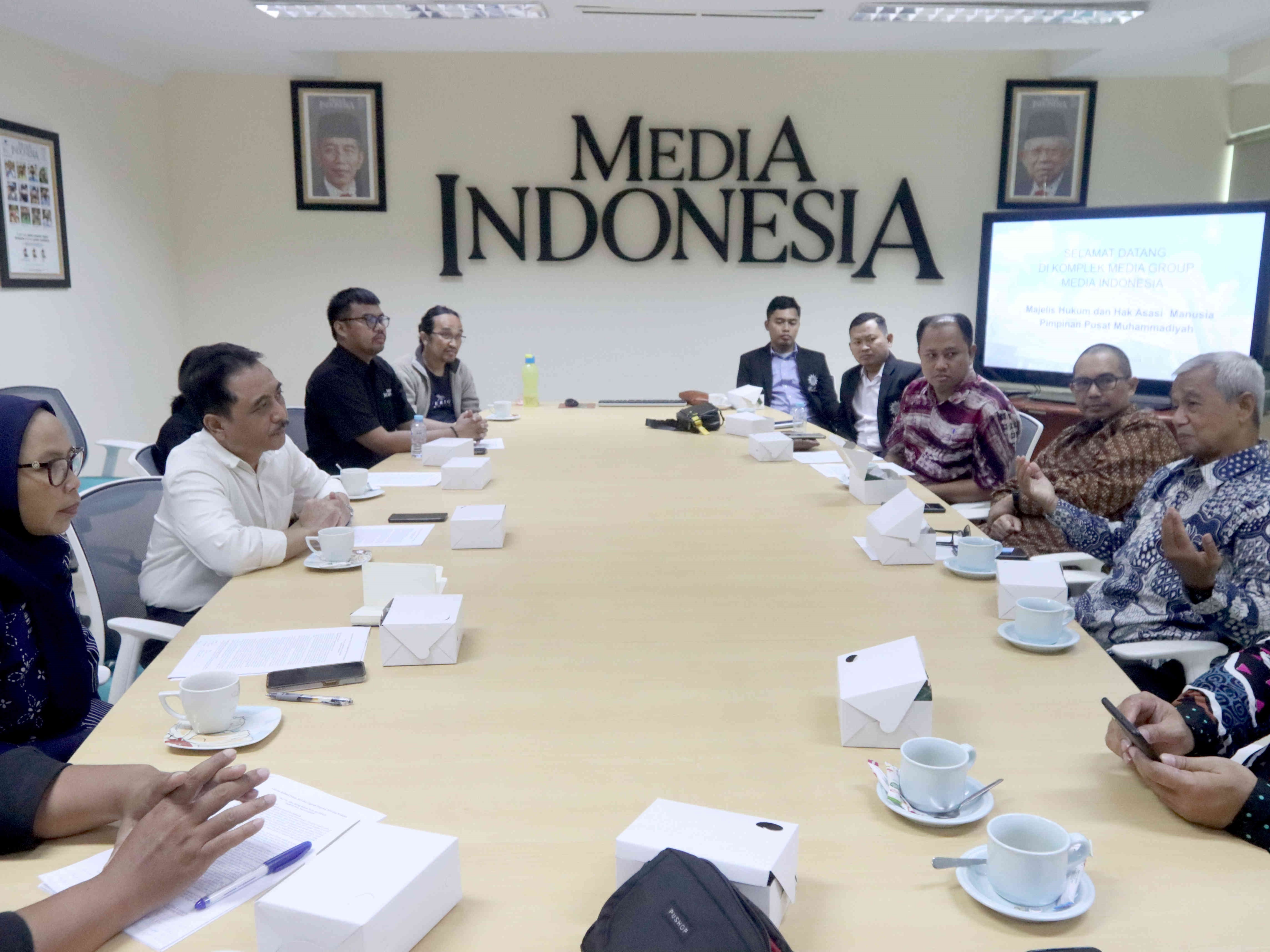 Ketua Majelis Hukum dan Hak Asasi Manusia PP Muhammadiyah Busyro Muqaddas (kanan) dan Direktur Pemberitaan Media Indonesia Abdul Khohar.