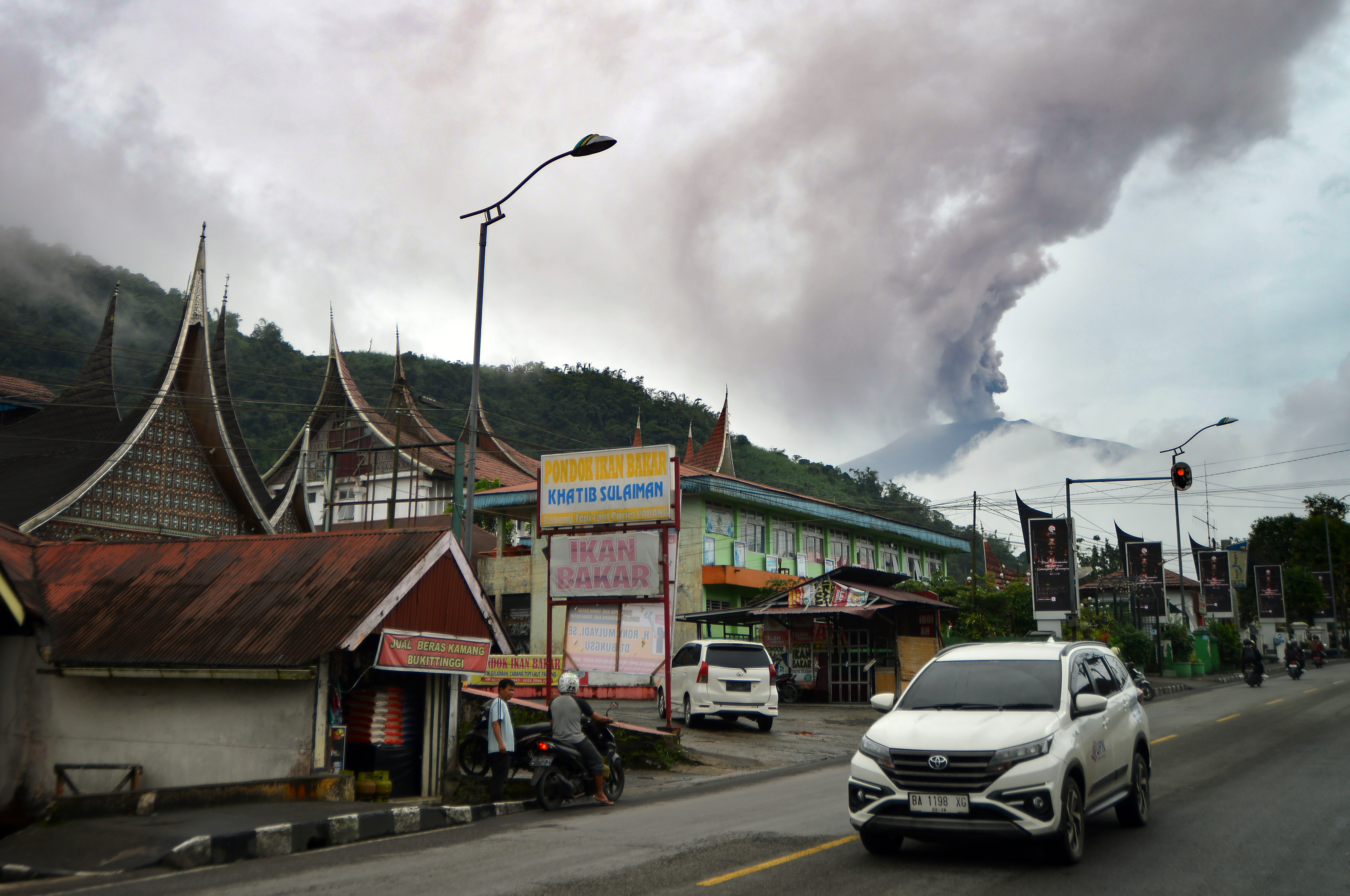 Gunung Marapi mengeluarkan abu vulkanik terlihat di Padang Panjang, Sumatera Barat, Sabtu (30/12/2023).