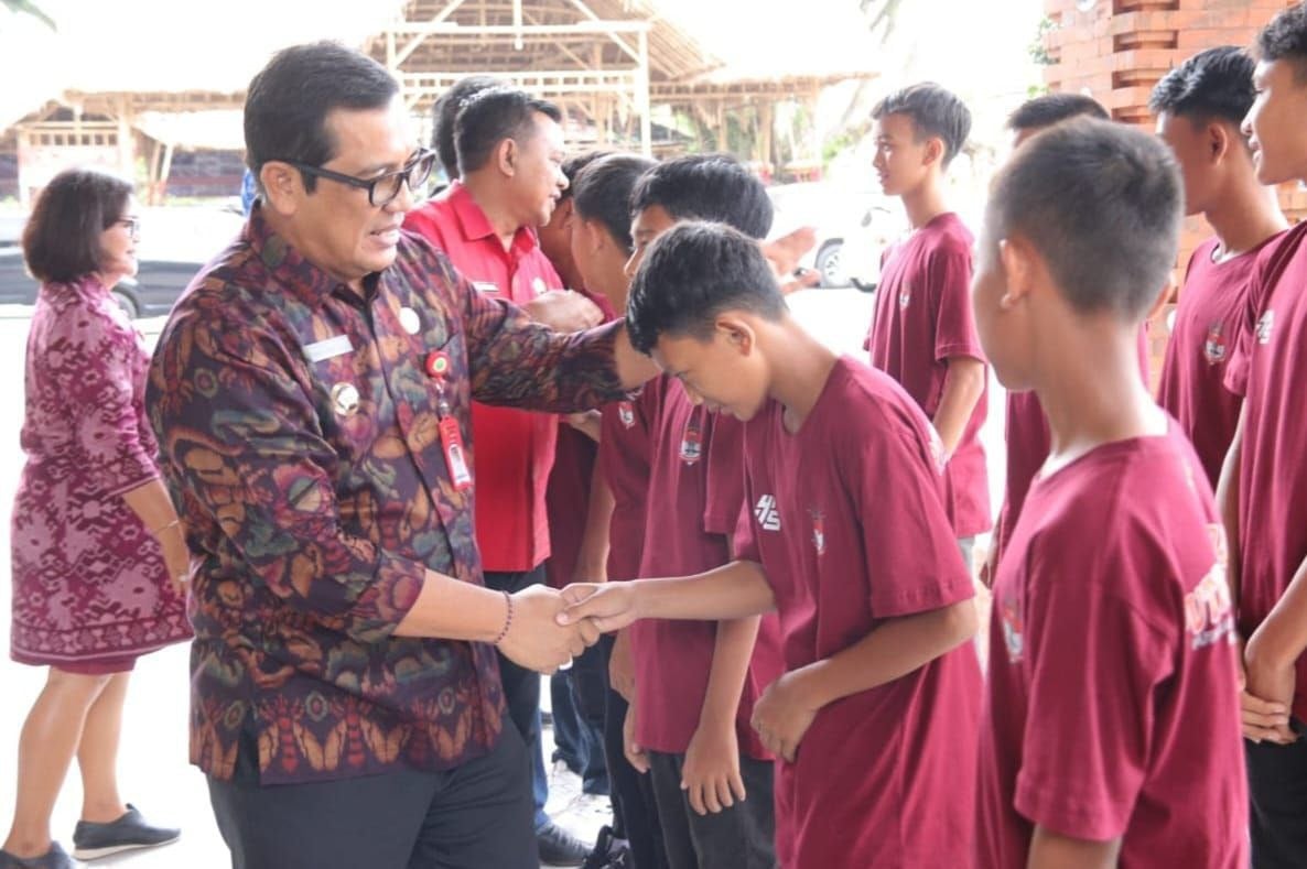  Bupati Tabanan I Komang Gede Sanjaya (kiri) resmi Tim Sepak Bola Kabupaten Tabanan  ke ajang  Piala Soeratin U-13.