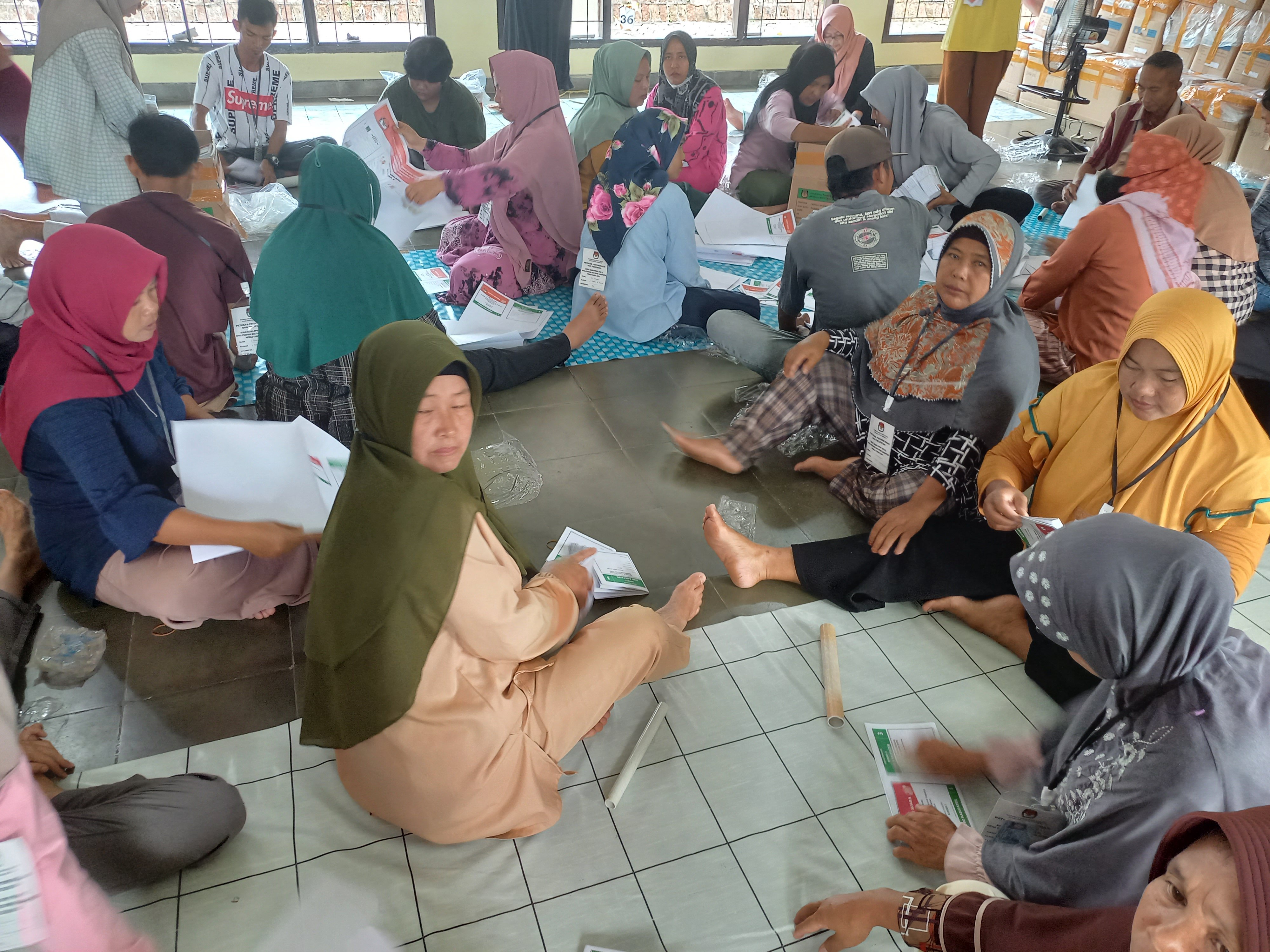 Proses sortir surat suara oleh petugas yang ditunjuk KPU