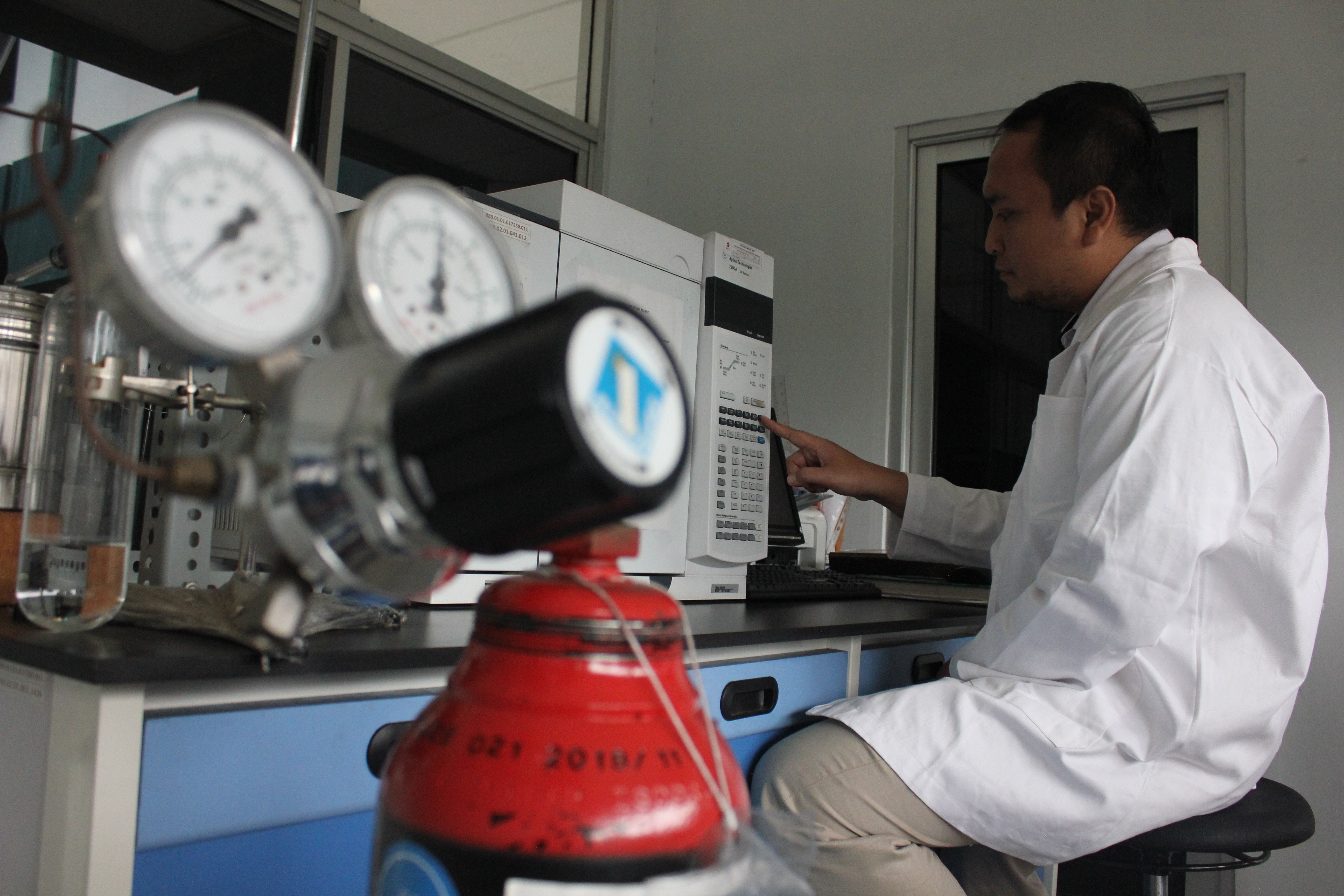 PENELITIAN: Periset dari BRIN tengah mengoperasikan alat pendeteksi suhu bawah permukaan panas bumi (geothermal) di Jakarta.