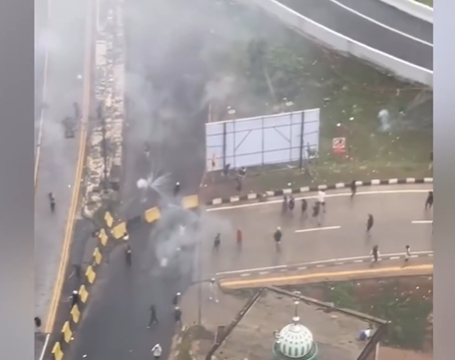 Tawuran di depan Apartemen Basura