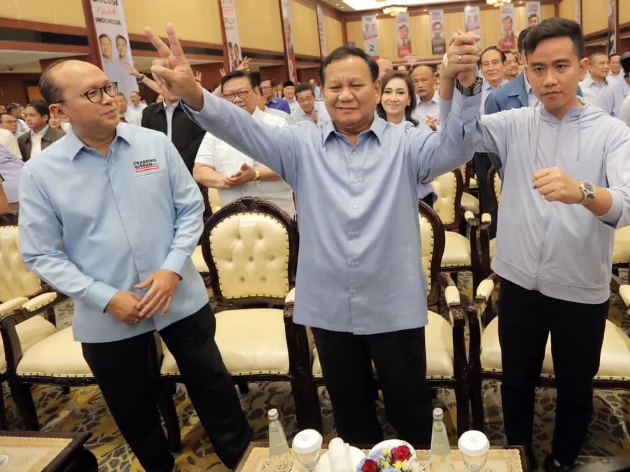 Calon Presiden Prabowo Subianto (tengah) menyapa para pendukungnya.