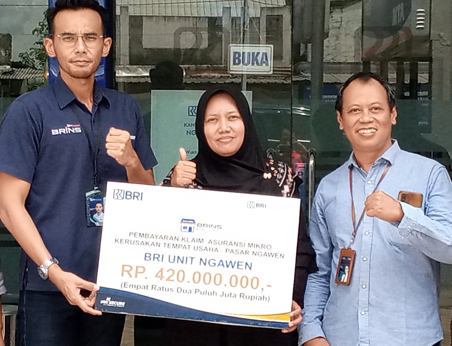 Penyerahan klaim asuransi Bank Rakyat Indonesia (BRI) bersama BRI Insurance.