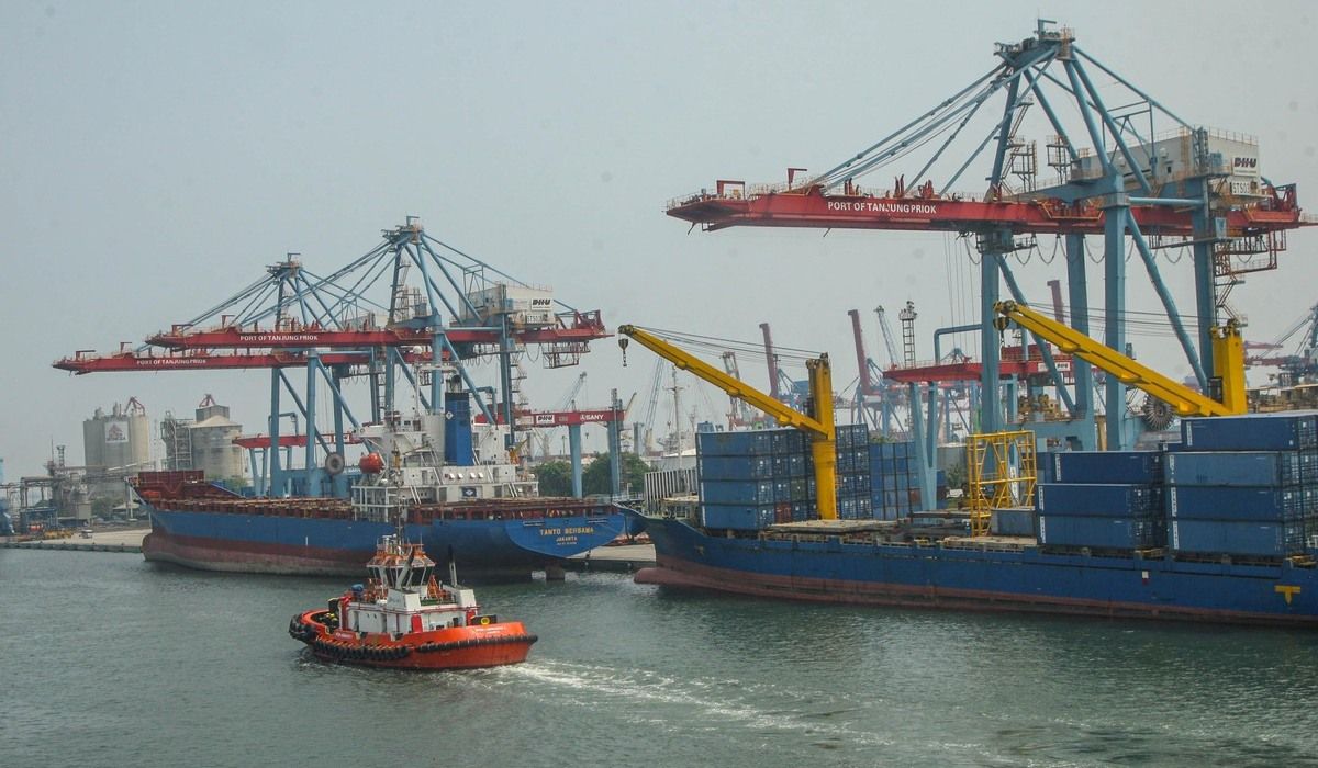 Suasana pelabuhan kontainer