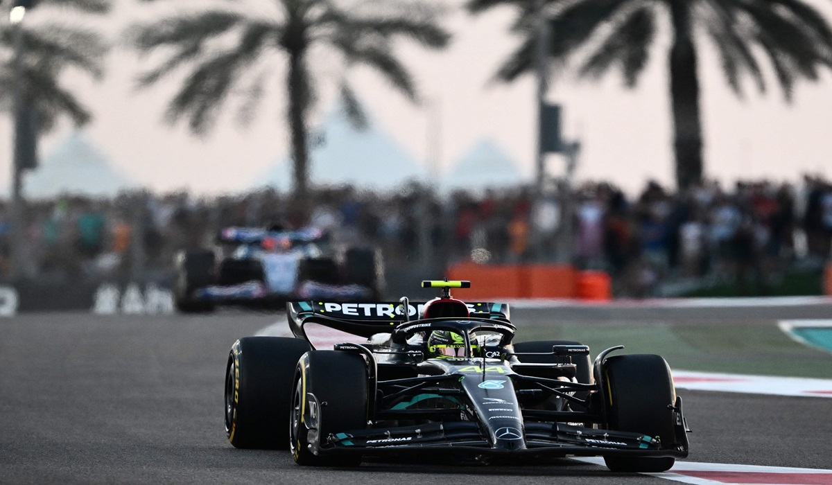 Mobil Mercedes yang dikemudikan Lewis Hamilton di GP Abu Dhabi