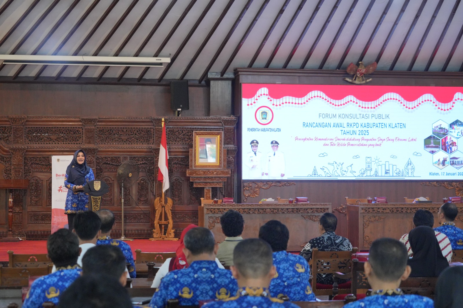 Bupati Sri Mulyani saat memberikan sambutan pada pembukaan Forum Konsultasi Publik