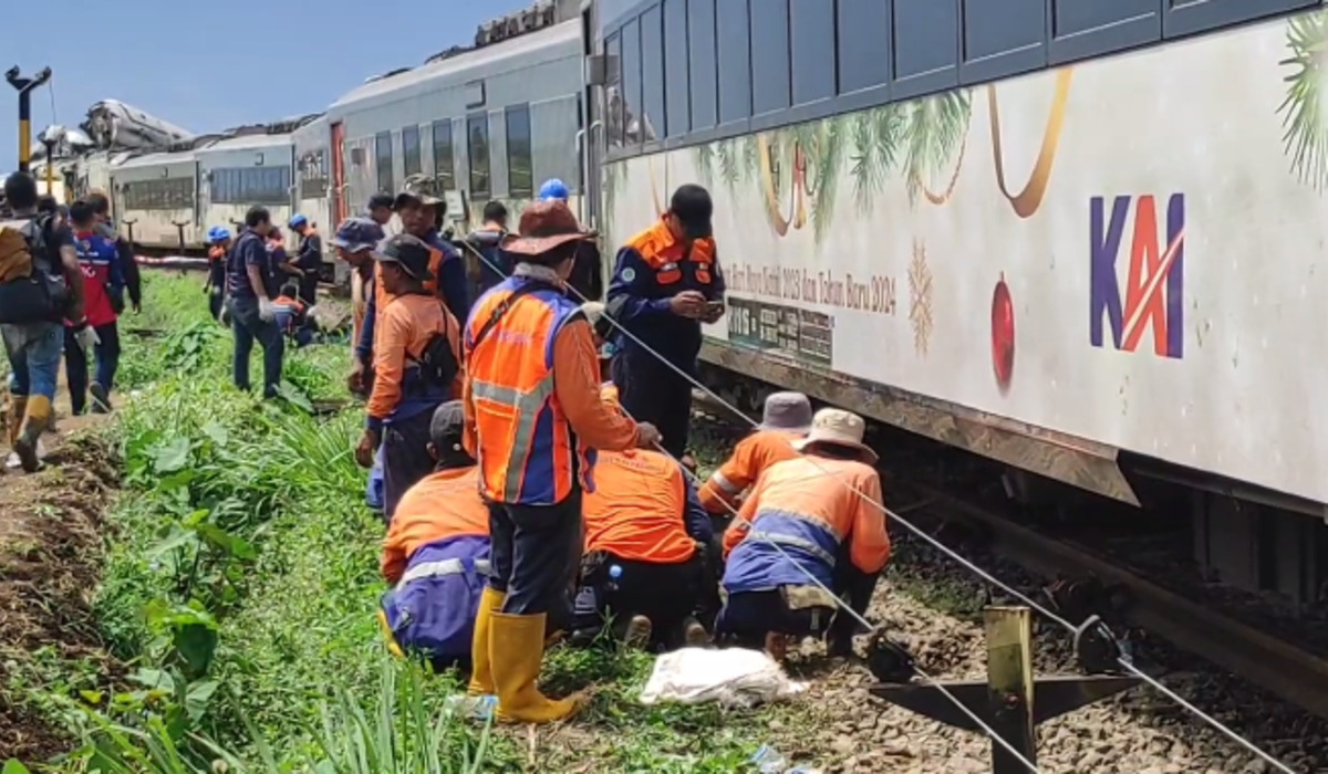 Kereta Api (KA) Turangga relasi Surabaya Gubeng - Bandung dan Commuter Line Bandung Raya yang mengalami tabrakan, Jumat, (5/1).