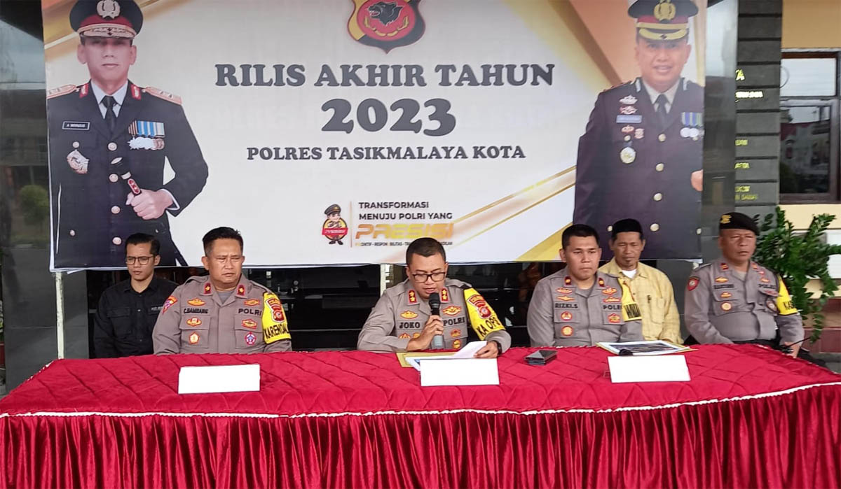 Dua anggota Polres Tasikmalaya Kota diberhentikan tidak dengan hormat setelah terlibat penyalahgunan narkoba tahun 2023.