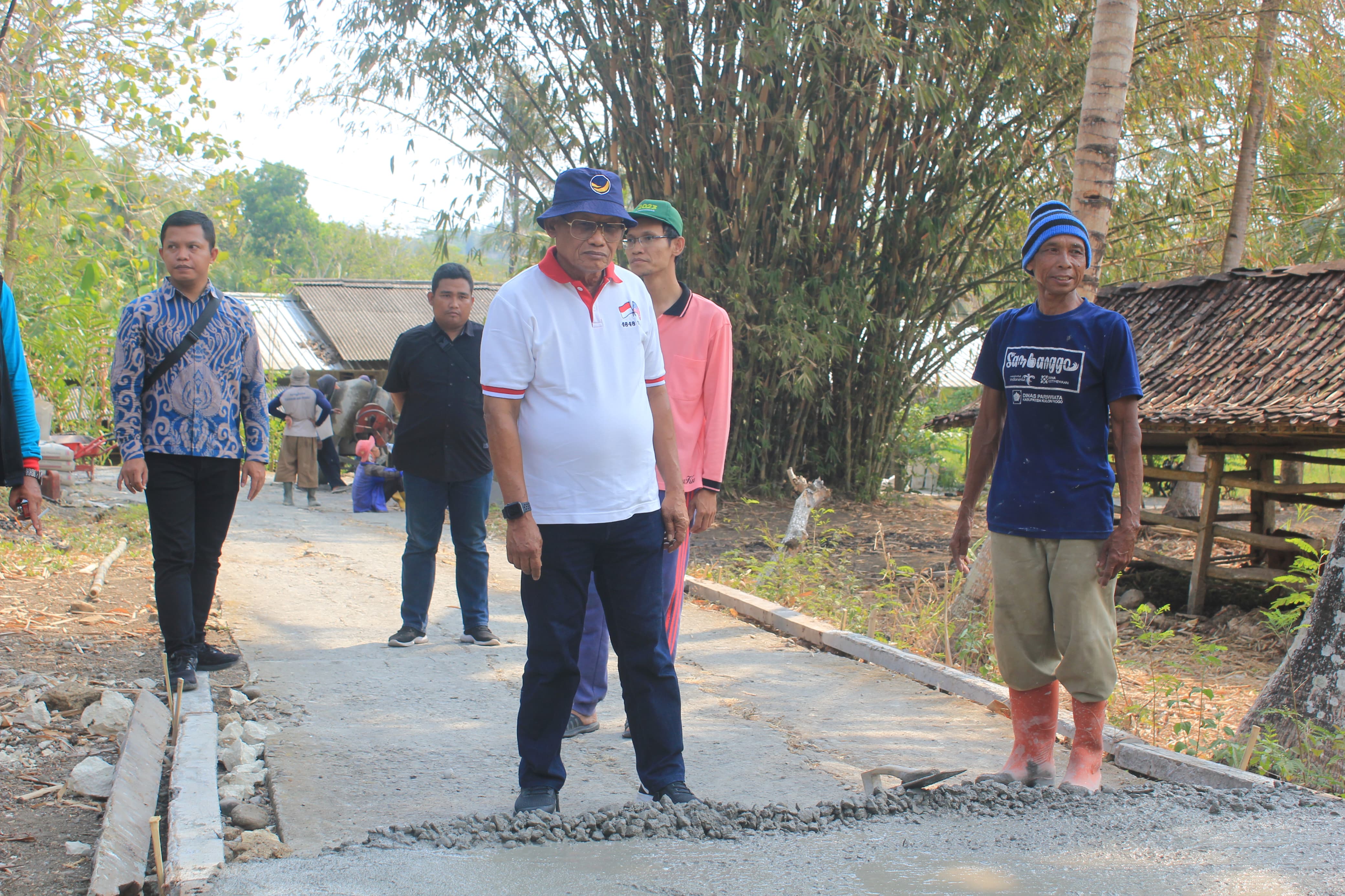 Anggota DPR Fraksi NasDem Subardi (tengah).