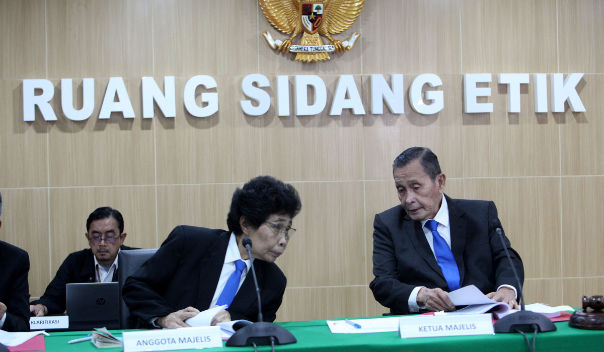 Ketua Dewan Pengawas KPK Tumpak Hatorangan Panggabean (kanan) berbincang dengan anggota Dewas KPK Albertina Ho.