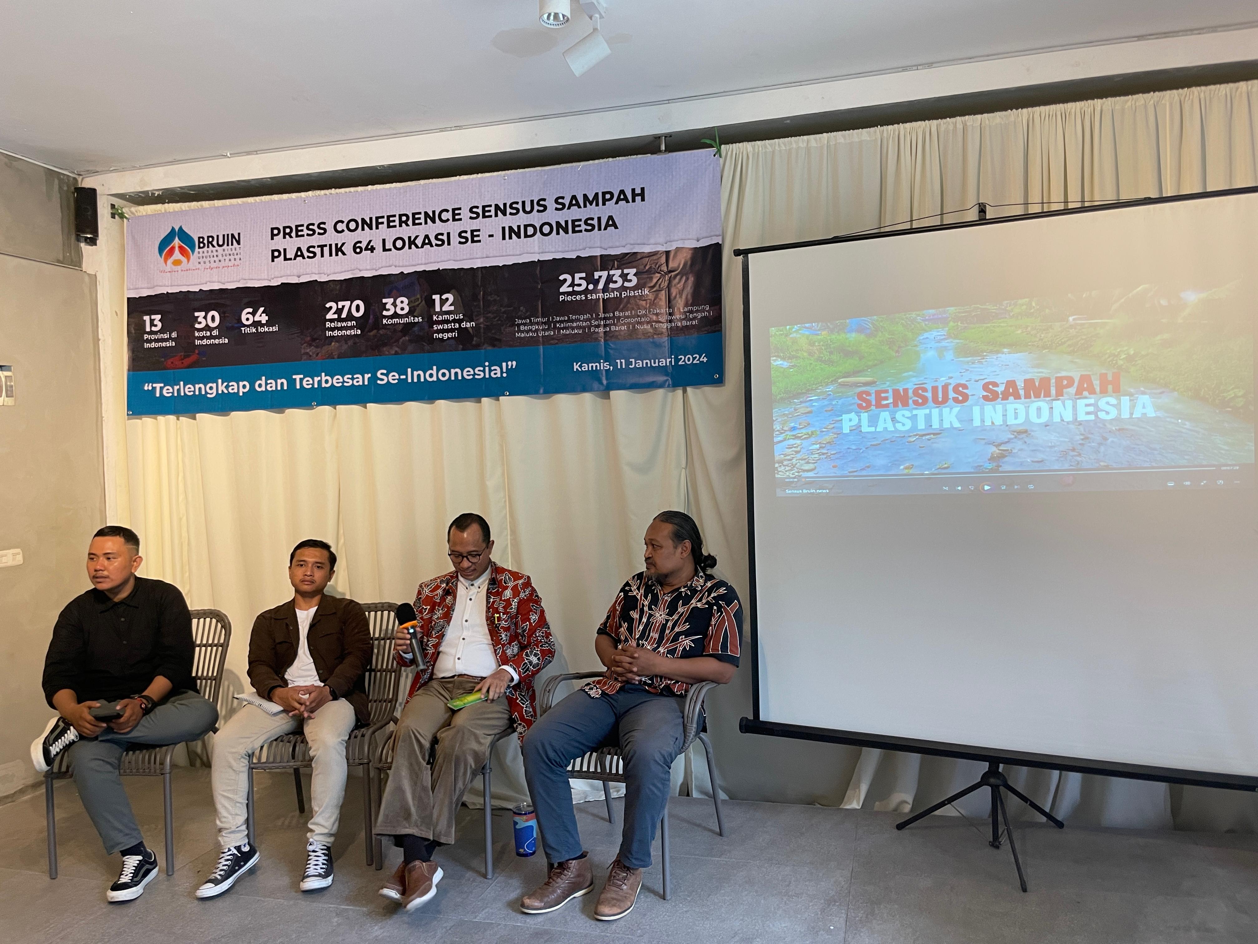 Konferensi pers hasil Sensus Sampah Plastik di Surabaya, Jawa Timur, Kamis (11/1).