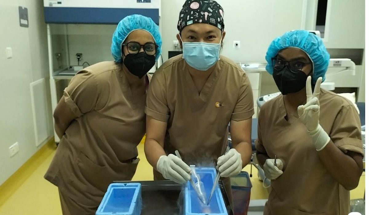 Tenaga medis bersiap menjalani prosedur medis OTC