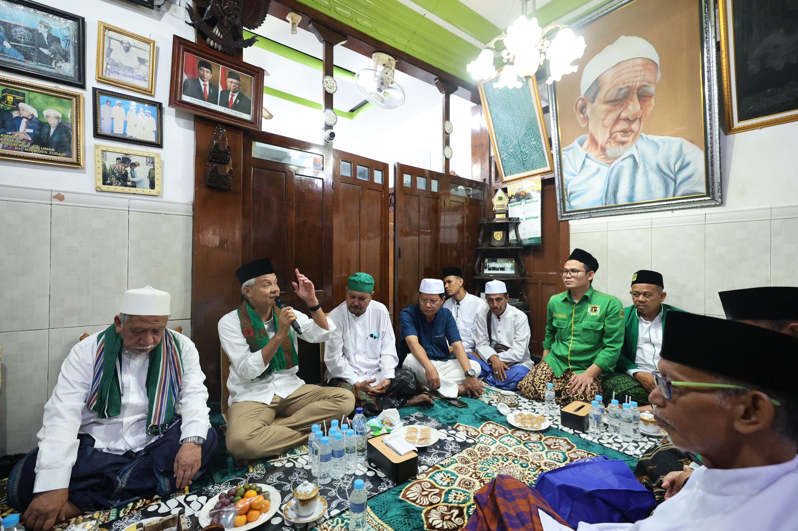 Ganjar Pranowo menyempatkan diri untuk sowan dengan ulama kharismatik KH Abdullah Ubab Maimoen