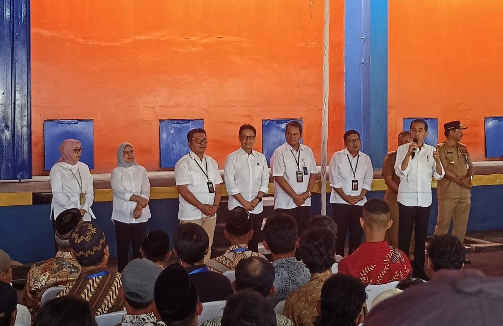 Direktur Bisnis Kurir dan Logistik Pos Indonesia Tonggo Marbun (ketiga dari kiri) saat mendampingi Presiden Jokowi di Temanggung, Jateng.