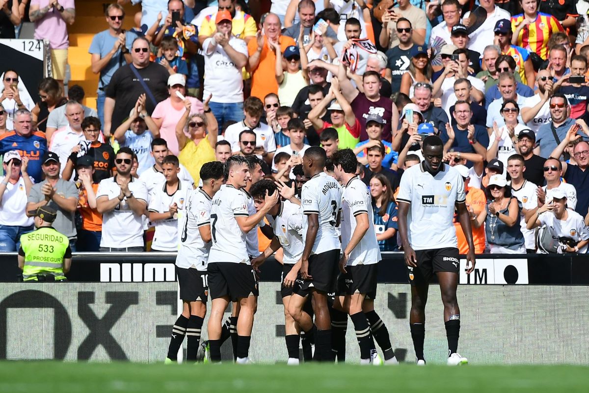 Para pemain Valencia melakukan selebrasi usai mencetak gol ke gawang lawan.