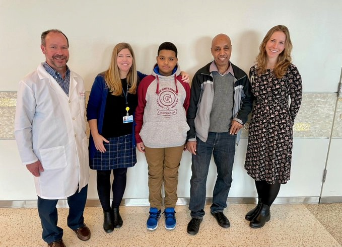 Aissam Dam (tengah) menjalani terapi gen termutakhir yang memperbaiki fungsi pendengarannya. 