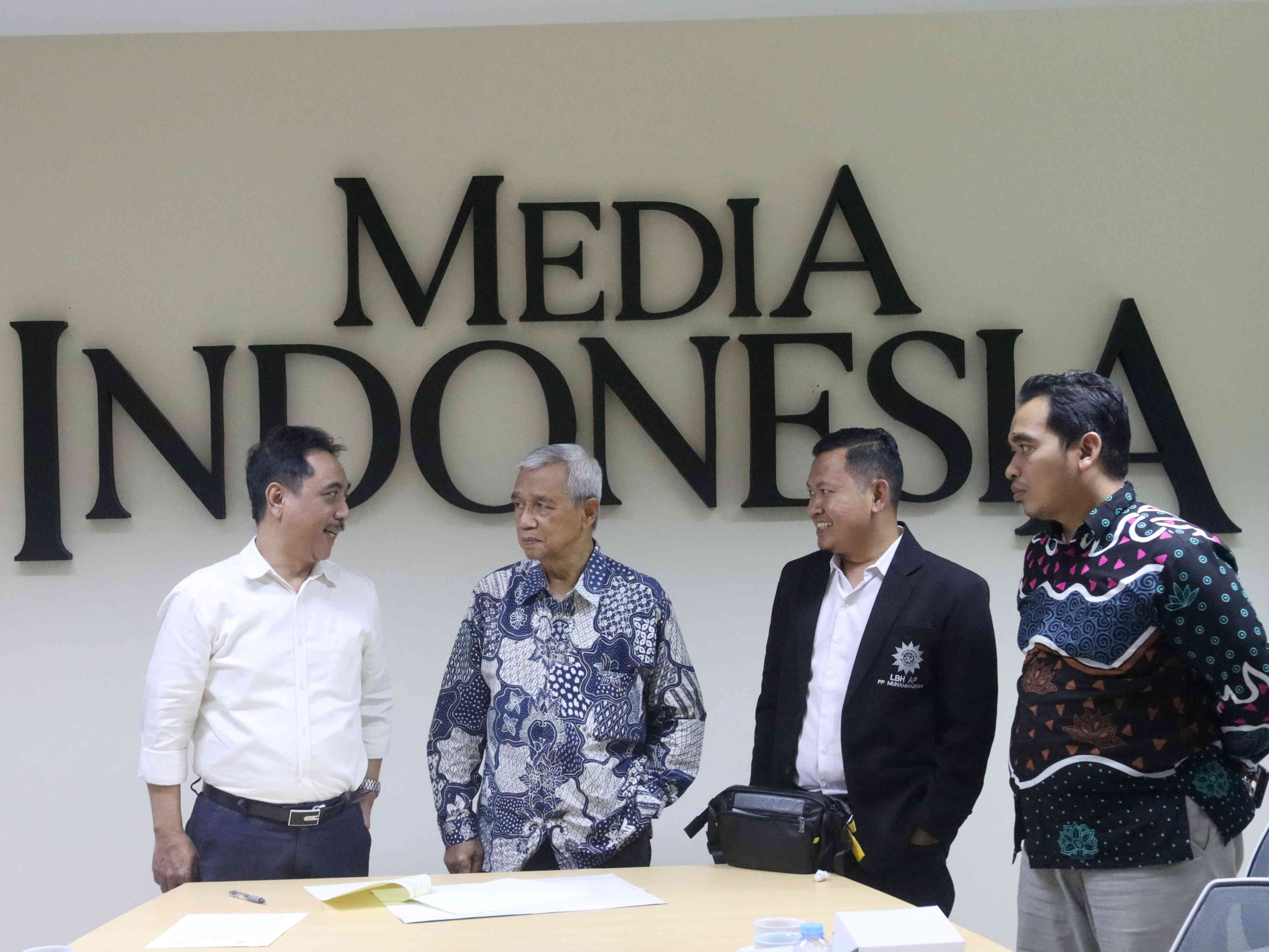 Direktur Pemberitaan Media Indonesia Abdul Khohar (kiri) dan Ketua Majelis Hukum dan Hak Asasi Manusia PP Muhammadiyah Busyro Muqaddas.