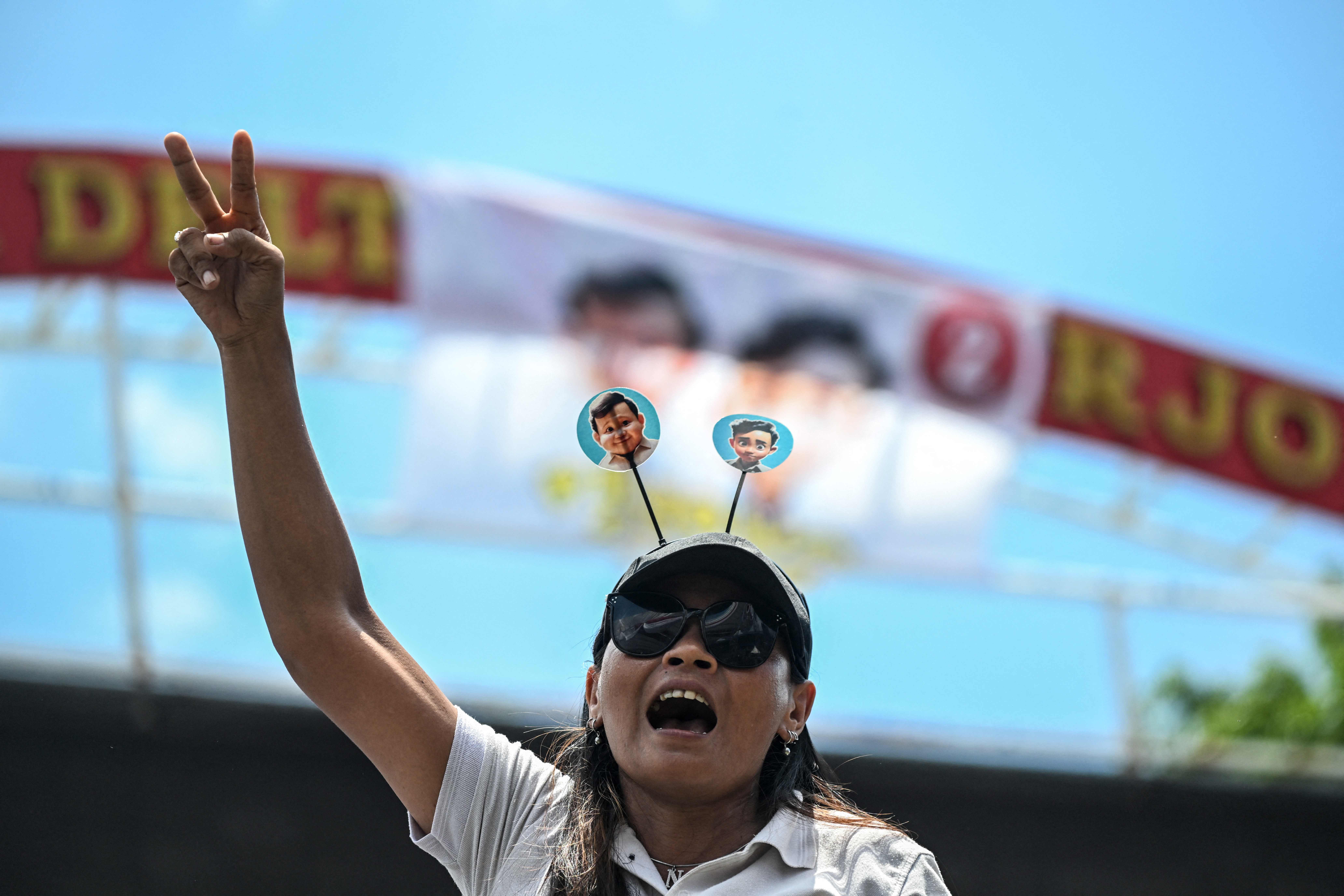 Pendukung Prabowo Subianto-Gibran Rakabuming Raka menunjukkan 2 jari di Sidoarjo, Jawa Timur, Minggu (28/1).