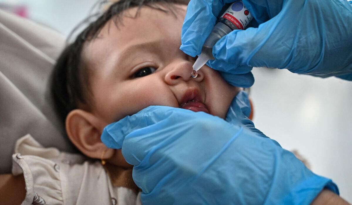 Seorang anak tengah mendapatkan imunisasi polio, di Aceh.