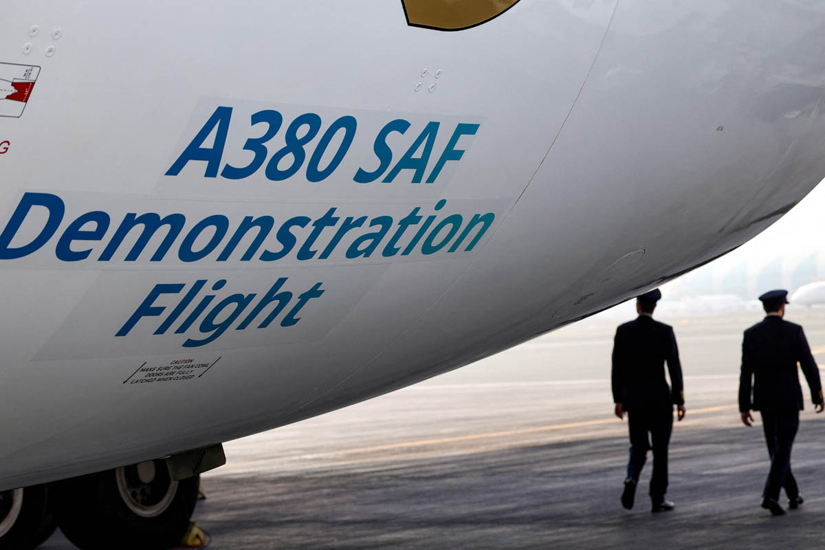 pesawat Emirates Airbus A 380-800, yang salah satu mesinnya ditenagai oleh 100 persen Bahan Bakar Penerbangan Berkelanjutan (SAF)