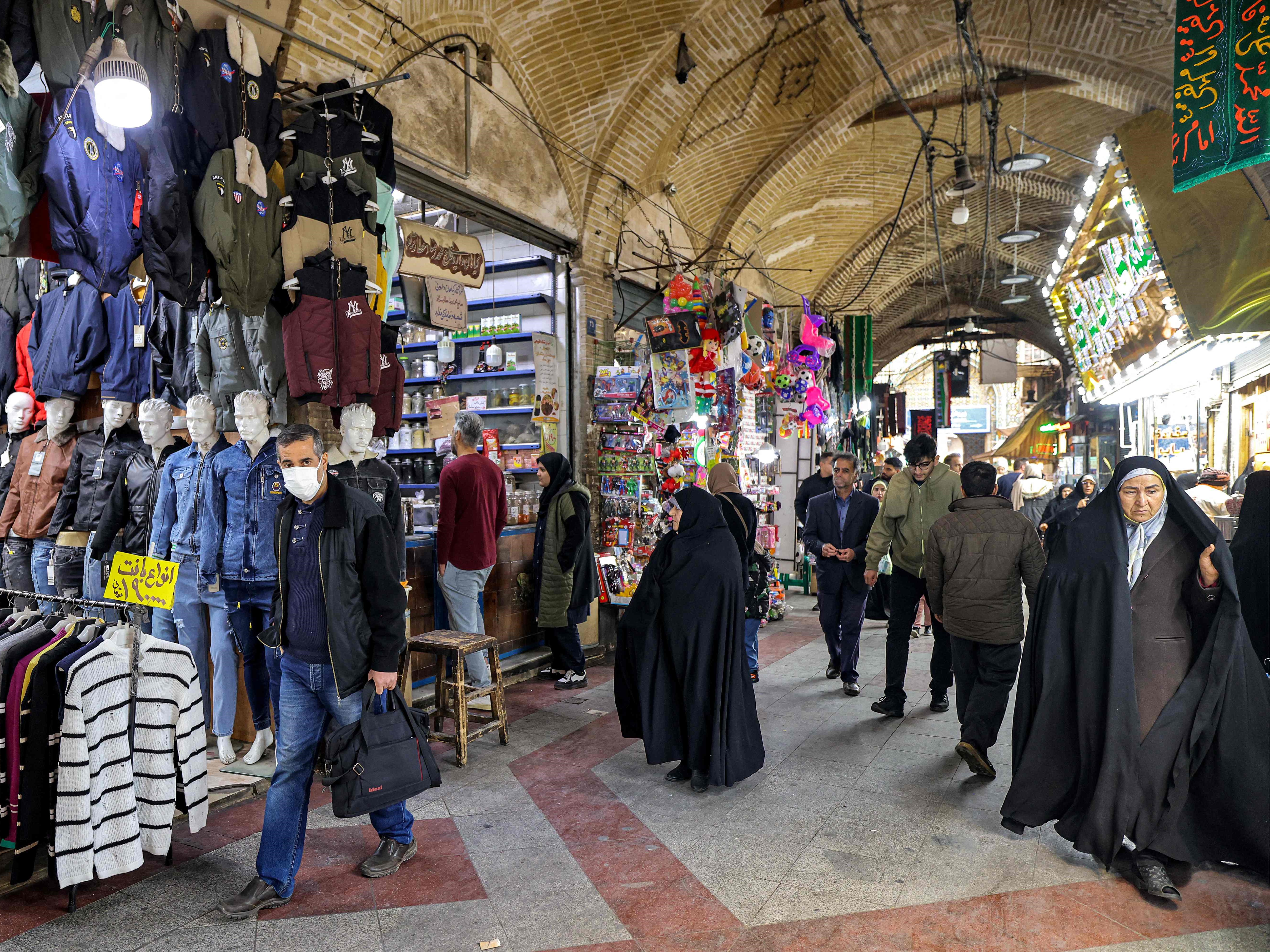 Orang-orang berjalan di pasar tua di kota Shahr-e Ray, selatan Teheran, Iran, pada 8 Januari 2024.