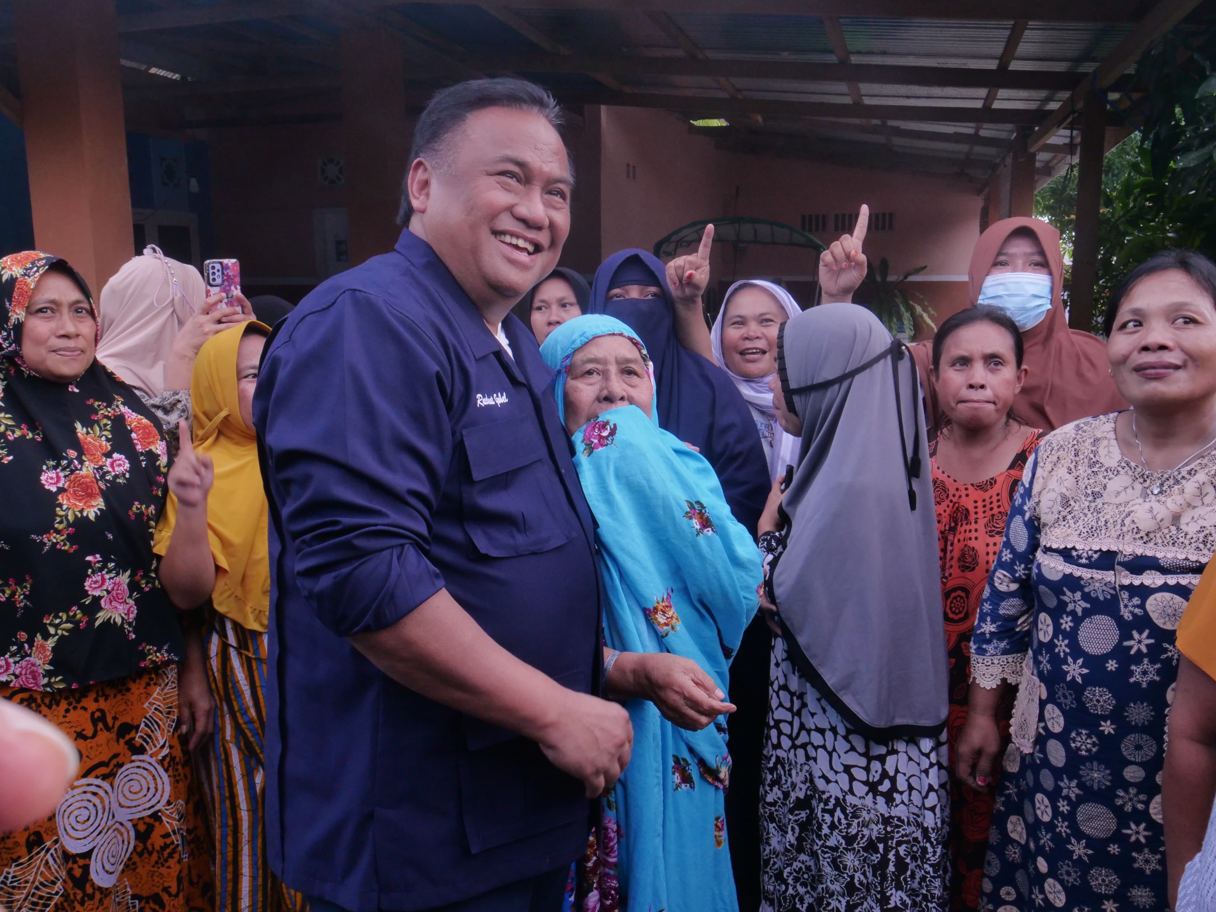 Rachmat Gobel menyapa warga Bone Pesisir, Bone Bolango