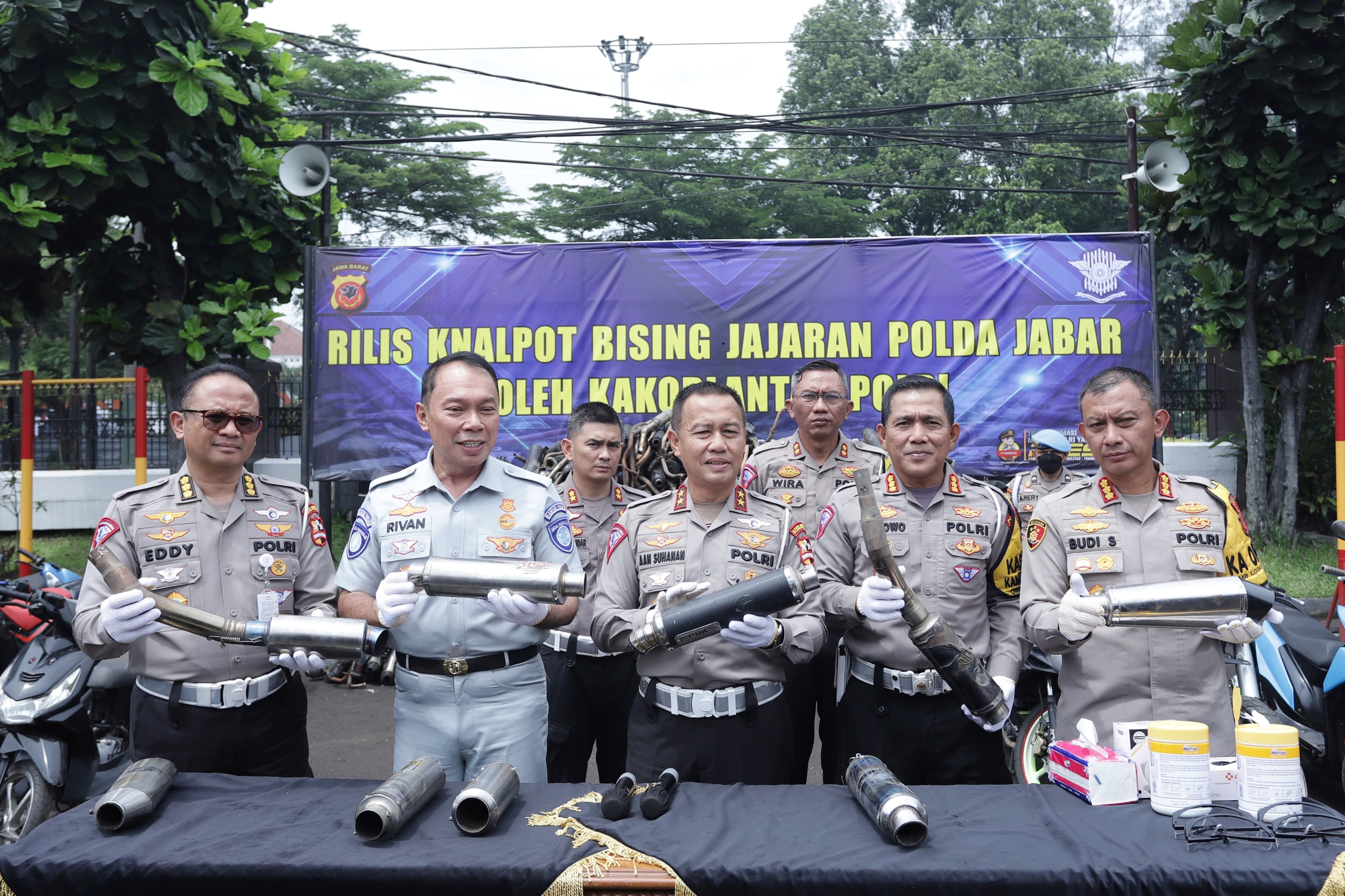 Kakorlantas Polri Irjen Pol. Aan Suhanan melakukan rilis knalpot bising di Jajaran Polda Jawa Barat, di Polrestabes Bandung, pada Kamis (11