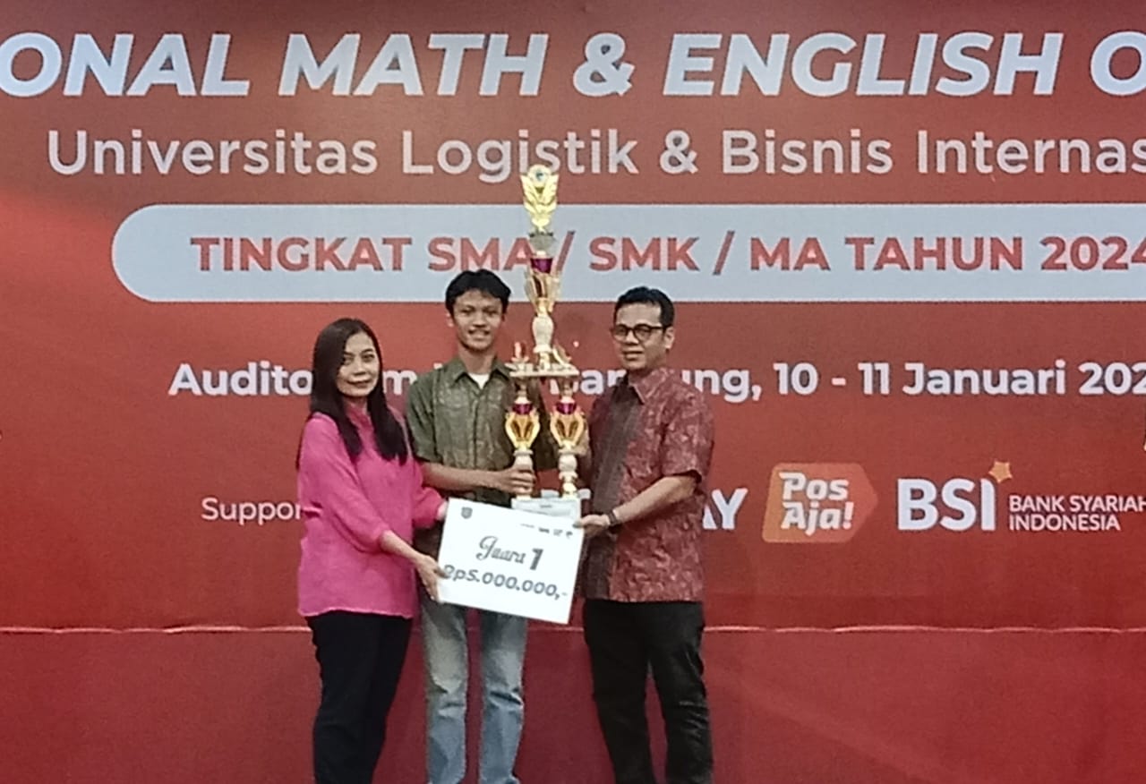 Pemenang Olimpiade Matematika dan Bahasa Inggris yang digelar Universitas Logistik dan Bisnis Internasional menerima piala