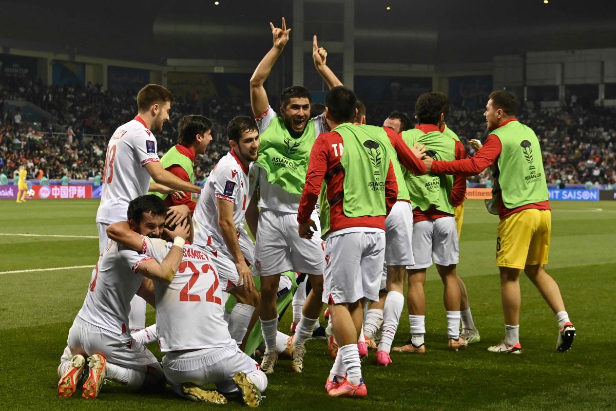 Para pemain Timnas Tajikistan berselebrasi usai mengalahkan Libanon di Piala Asia 2023.