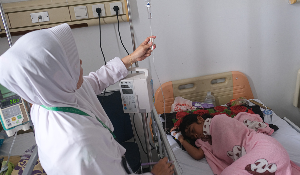 Tenaga kesehatan melakukan pengecekan Infus seorang pasien Demam Berdarah Dengue (DBD) di RSUD Bahteramas Kendari.