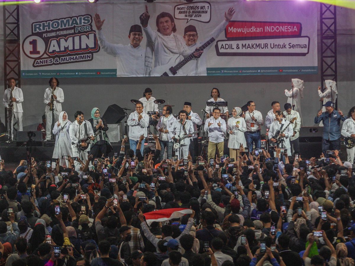 Anies Baswedan dan Muhaimin Iskandar berjoget bersama dengan Raja Dangdut Rhoma Irama di JIExpo, Kemayoran, Jakarta, Senin (29/1/2024).