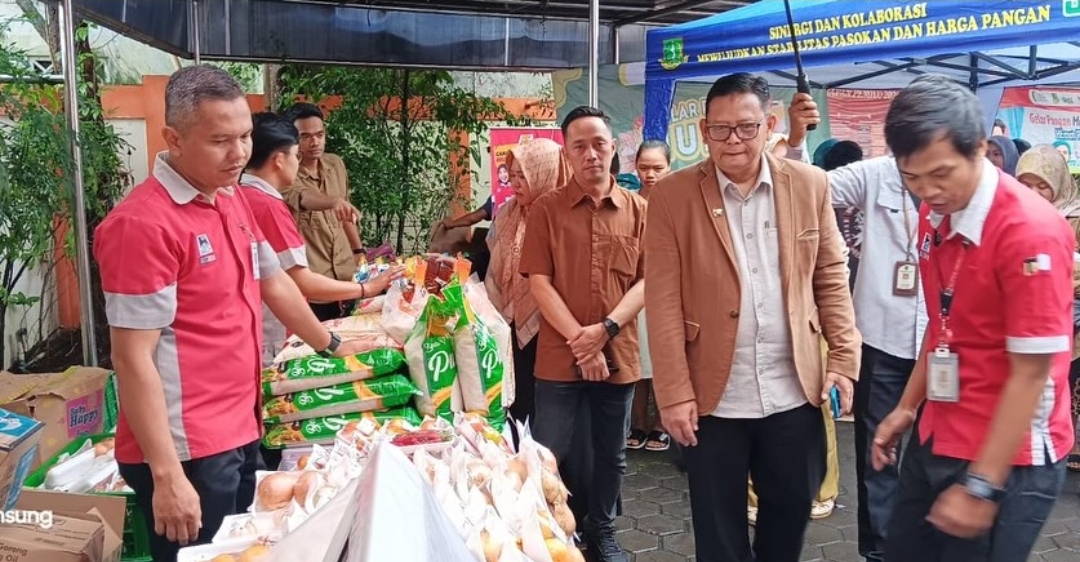 Pj Wali Kota Sukabumi  Kusmana Hartadji memantau jalannya pasar murah di wilayahnya. 