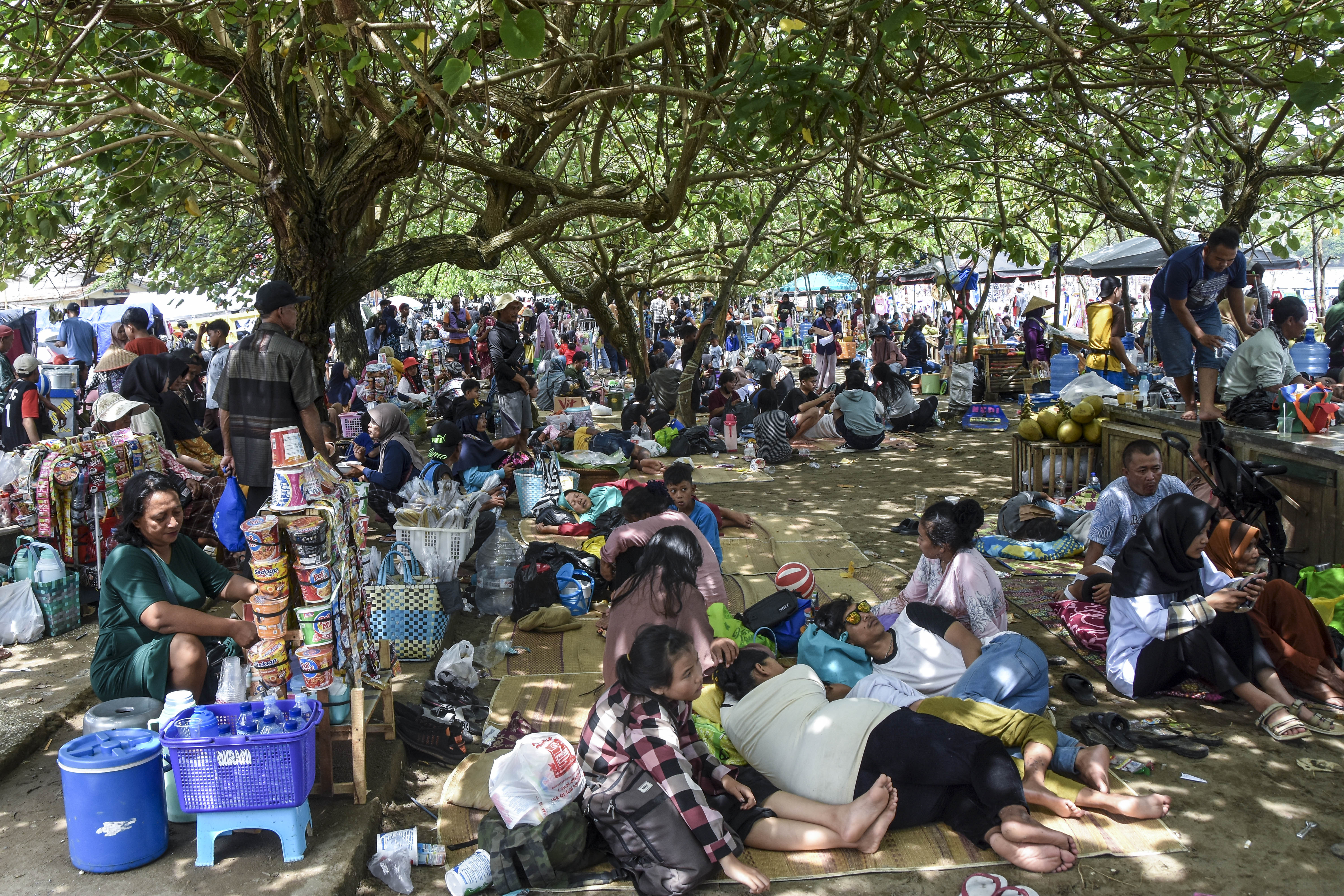 Pengunjung memadati Pantai Pangandaran